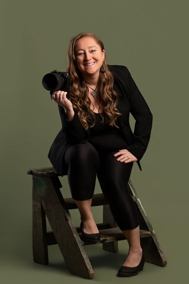 Photos de Jarmila Guivarch photographe au studio ave son appareil photo