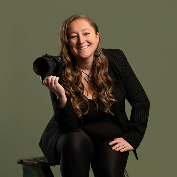 Photos de Jarmila Guivarch photographe au studio ave son appareil photo