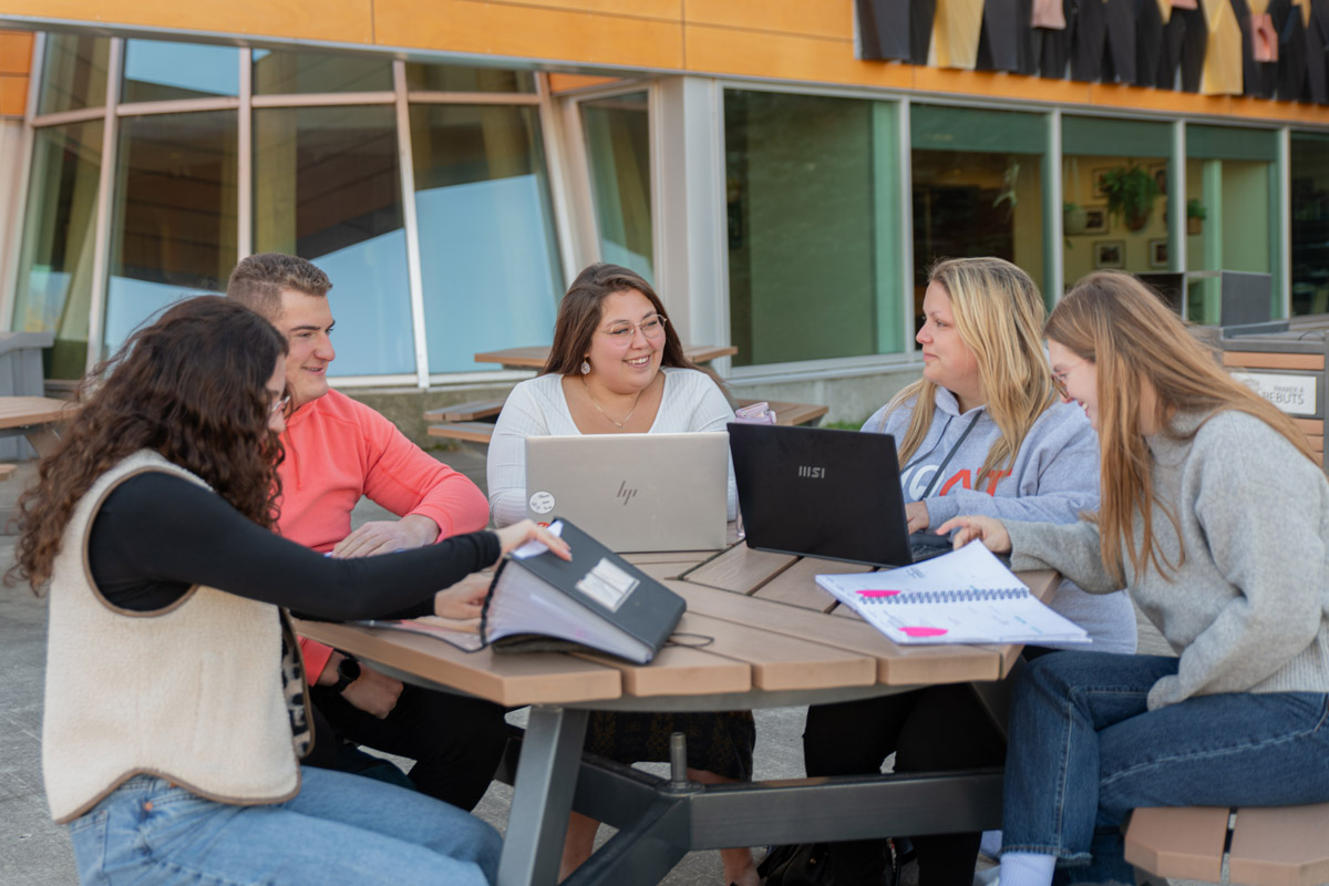 Images promotionnelles mettant en valeur la vie étudiante sur un campus